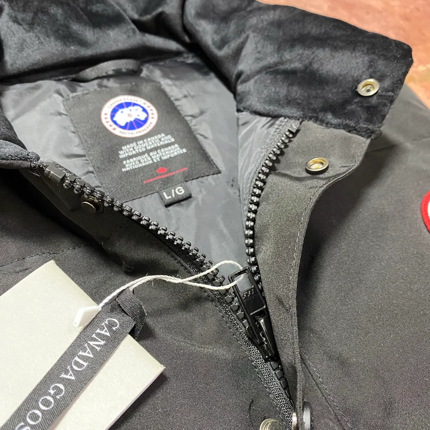 P400 Black] Canada Goose#Freestyle Canadian Crew 4154M Men’s and Women’s Vest Down# ➖ Imported Behringer embroidery machine with customized 10,000-needle embroidery logo! ➖ Imported 21-count polyester-cotton blended original fabric, using Feather-Light 10D waterproof coating fabric, made of 84.5% polyester fiber and 15.5% cotton, 100% the best feel in the entire network! ➖ The official website synchronizes the national standard 80 white duck down, and will never mislead by false claims such as 90 down or goose down! ➖ 100% nylon lon lining with double double-layer sealing design to prevent velvet from running away. Top-grade polar fleece is used in the collar and pockets to keep warm and comfortable! ➖ Yoshida YKK provides original custom-made electroplated sliders. YKK two-way lockable zippers are tight and smooth and will not peel off paint! ➖ 3M composite original Velcro is durable, and all accessories and hardware are disassembled and customized! ⛔No slander, no exaggeration, no need for too much copywriting, because it is focused, it is professional!  SIZE: M L XL XXL